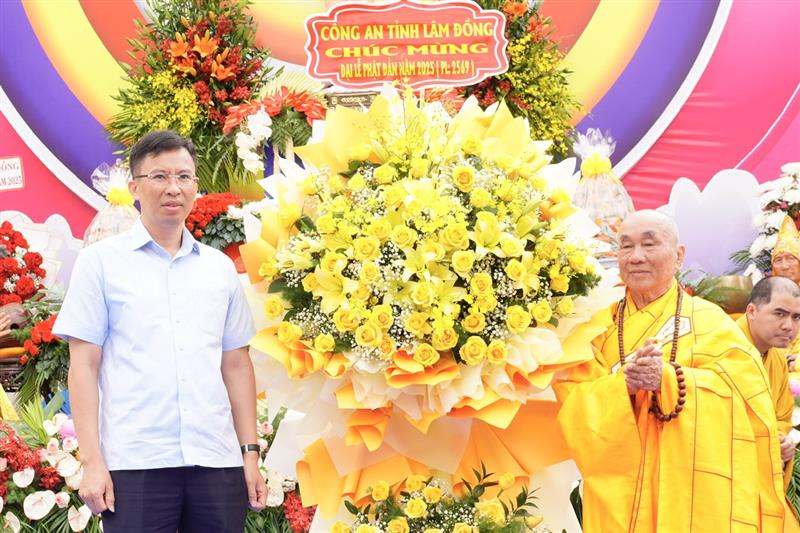 Đại diện lãnh đạo Công an tỉnh tặng hoa chúc mừng Đại lễ Phật đản
