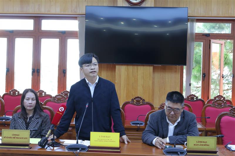 Lãnh đạo các sở, ngành trả lời câu hỏi của các nhà báo.