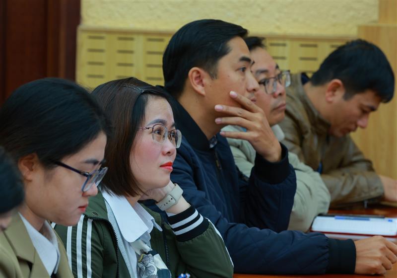 Các cán bộ, đảng viên của Tỉnh uỷ chăm chú lắng nghe Tổng Bí thư quán triệt các nhiệm vụ, quan điểm thực hiện các nhiệm vụ phát triển khoa học, công nghệ, đổi mới sáng tạo và chuyển đổi số quốc gia