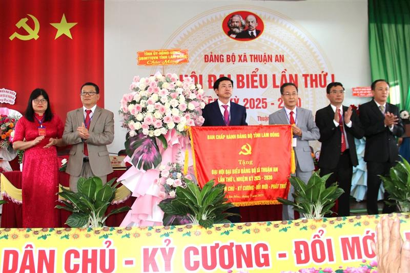Đồng chí Huỳnh Ngọc Anh, UVBTV Tỉnh ủy, Trưởng Ban Nội chính Tỉnh ủy Lâm Đồng tặng hoa, bức trướng chúc mừng đại hội