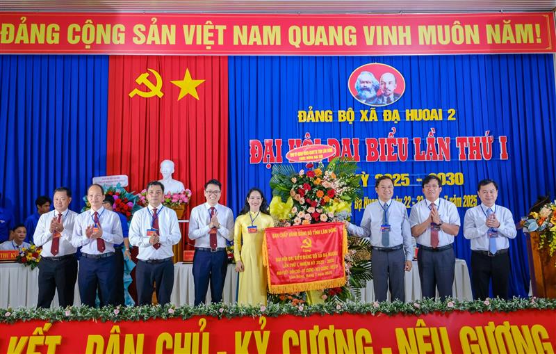 Đồng chí Tôn Thiện Đồng, Ủy viên Ban Thường vụ, Trưởng Ban Tổ chức Tỉnh ủy trao tặng lẵng hoa, bức trướng của Tỉnh ủy - HĐND - UBND - Ủy ban MTTQ Việt Nam tỉnh Lâm Đồng chúc mừng Đại hội