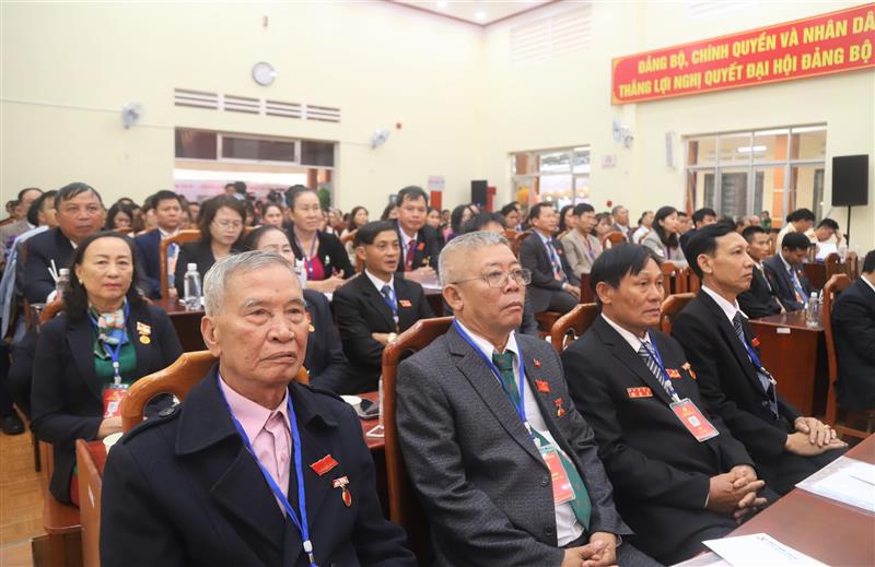 Các đảng viên cao tuổi dự Đại hội