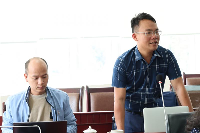 Các nhà báo đặt câu hỏi tại Hội nghị