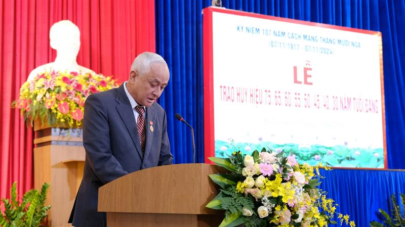 Đại diện các đảng viên nhận Huy hiệu Đảng phát biểu cảm nghĩ