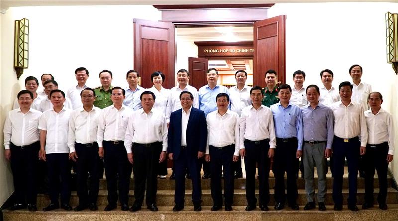 Thủ tướng Chính phủ Phạm Minh Chính và các đồng chí Ủy viên Bộ Chính trị, Bí thư Trung ương Đảng chụp ảnh lưu niệm cùng Ban Thường vụ Tỉnh ủy Lâm Đồng.