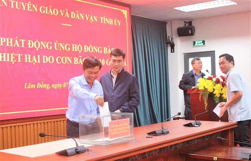 Đ/c Huỳnh Minh Hải, Phó trưởng Ban Tuyên giáo và Dân vận Tỉnh ủy ủng hộ đồng bào bị thiệt hại bởi cơn bão số 10