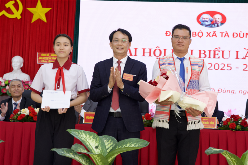 Bí thư Đảng bộ xã Tà Đùng Nguyễn Văn Thông tặng hoa và quà cho đại diện Đoàn đại biểu các tổ chức Đảng trực thuộc và các cháu thiếu nhi
