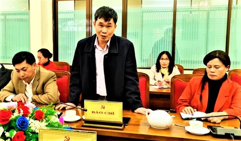 Phóng viên phát biểu tại hội nghị