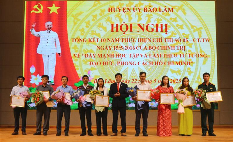 Trưởng Ban Tuyên giáo và Dân vận Huyện ủy Hoàng Ngọc Khuyên trao giấy khen cho các cá nhân
