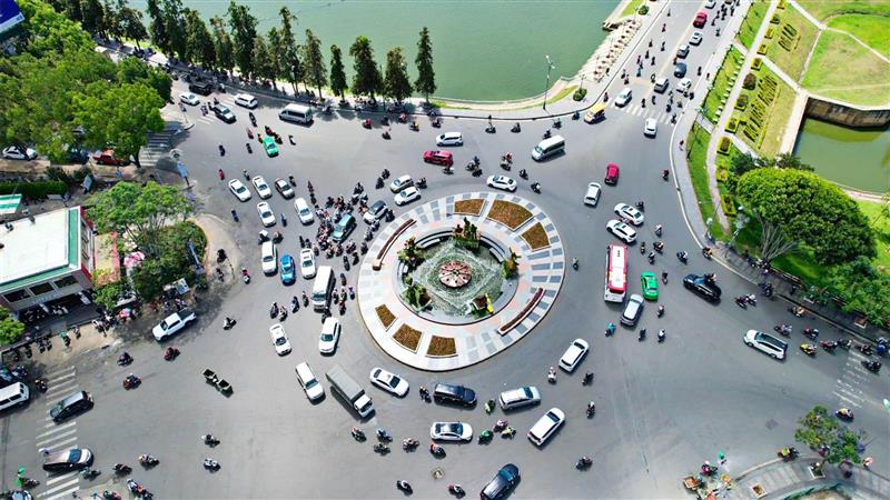 Các phương tiện tham gia giao thông tại vòng xoay trước chợ Đà Lạt.