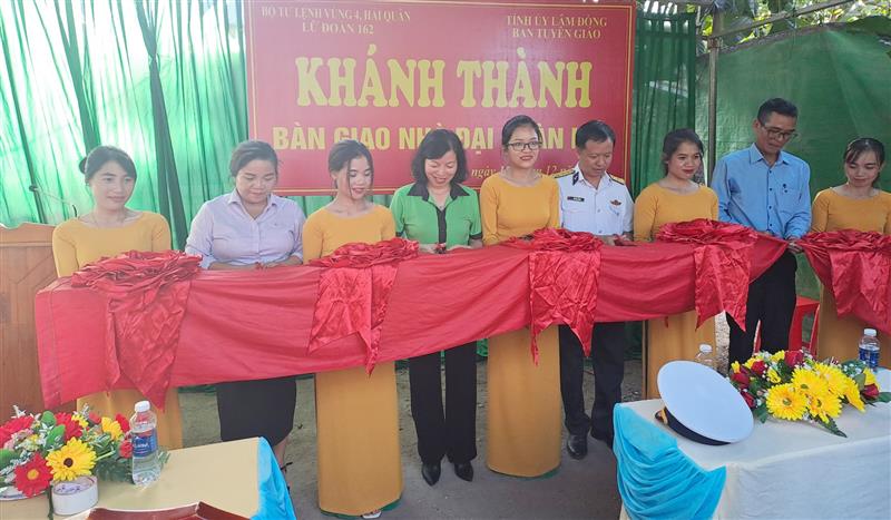 Thượng tá Vũ Viết Bằng - Phó Chính ủy Lữ đoàn 162 cùng lãnh đạo Ban Tuyên giáo Tỉnh ủy, chính quyền địa phương cắt băng khánh thành.