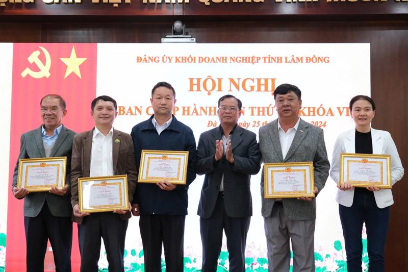 Trao Giấy khen cho các đảng viên
