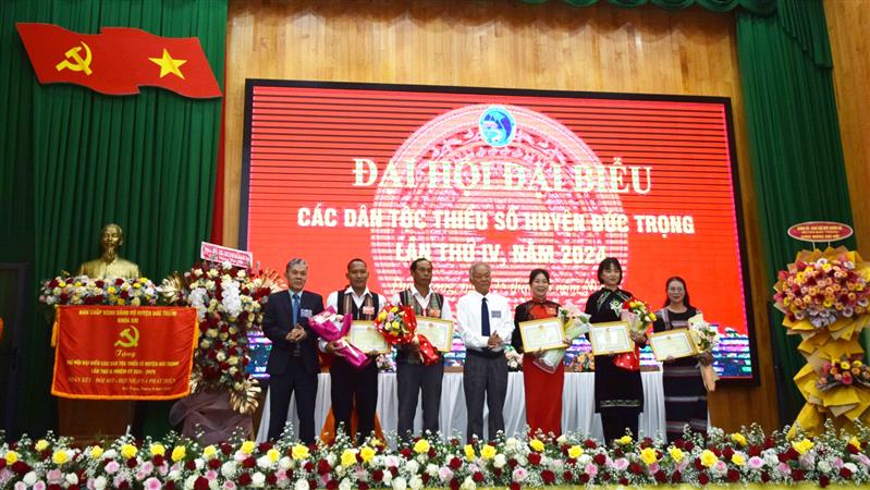 Trao Giấy khen của UBND huyện cho các tập thể.