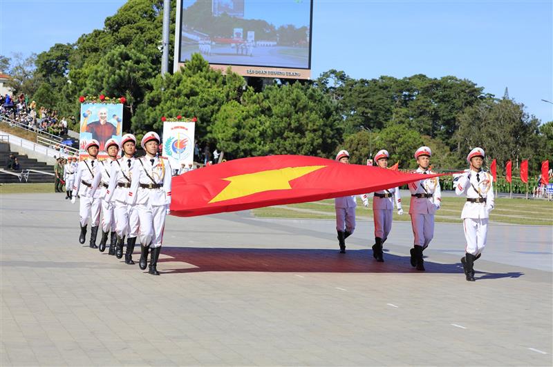 Rước Quốc kỳ và ảnh Bác Hồ qua lễ đài