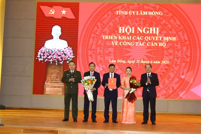 Đồng chí Trương Minh Đương - Uỷ viên Ban Thường vụ Tỉnh ủy, Giám đốc Công an tỉnh trao quyết định về công tác cán bộ đối với xã Bảo Lâm 1