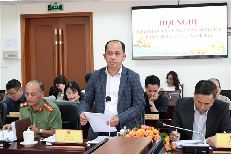 Đại diện lãnh đạo Sở Xây dựng trả lời câu hỏi của các nhà báo