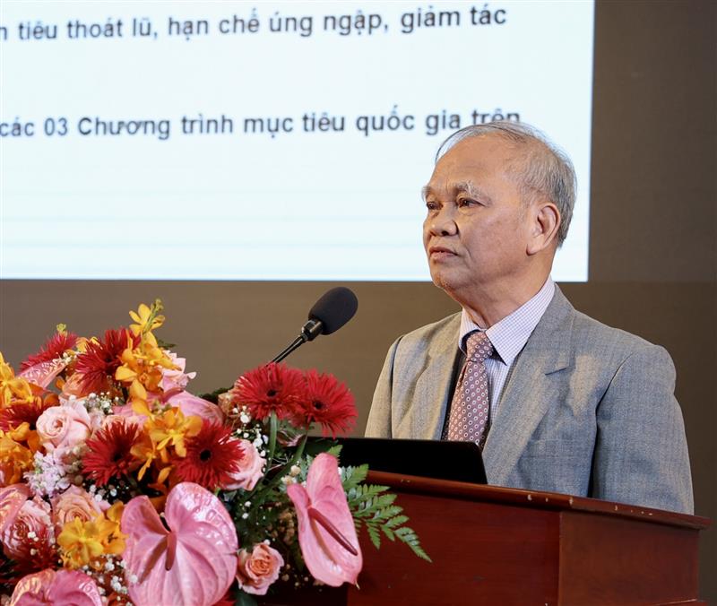 TS. Nguyễn Thức Thi - Phó Viện trưởng Viện Nghiên cứu quy hoạch nông nghiệp, nông thôn, trình bày tham luận “Vai trò của ngành nông nghiệp trong phát triển kinh tế - xã hội của tỉnh Lâm Đồng thời gian qua và định hướng trong thời gian tới”