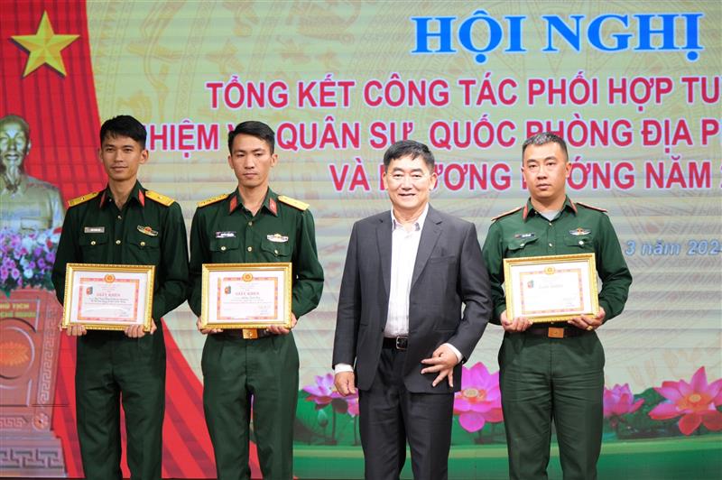 Khen thưởng các tập thể, cá nhân cá nhân có thành tích xuất sắc trong công tác phối hợp tuyên truyền nhiệm vụ quân sự, quốc phòng địa phương năm 2023.