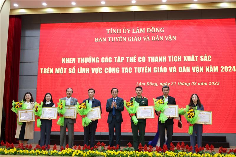 Đồng chí Tôn Thiện Đồng - Ủy viên Ban Thường vụ Tỉnh ủy, Trưởng Ban Tuyên giáo và Dân vận Tỉnh ủy trao Giấy khen cho các tập thể có thành tích xuất sắc trên một số lĩnh vực trong công tác Tuyên giáo và Dân vận năm 2024