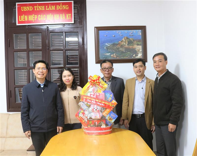 Đoàn công tác đến thăm, tặng quà chúc Tết tại Liên hiệp các Hội Khoa học và Kỹ thuận tỉnh.