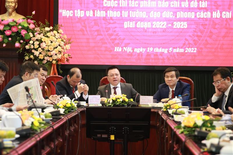 Đồng chí chí Lê Quốc Minh, Uỷ viên Trung ương Đảng, Tổng Biên tập Báo Nhân Dân, Phó Trưởng Ban Tuyên giáo Trung ương, Chủ tịch Hội Nhà báo Việt Nam phát biểu tại buổi lễ phát động Cuộc thi. (Ảnh: TA)