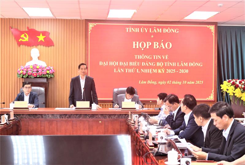 Đồng chí Võ Thanh Bình, Ủy viên Ban Thường vụ Tỉnh ủy, Trưởng Ban Tuyên giáo Dân vân Tỉnh ủy phát biểu điều hành hội nghị.