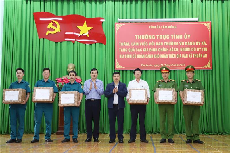 Đồng chí Y Thanh Hà Niê Kđăm và đồng chí Nguyễn Hoài Anh tặng quà cán bộ, chiến sĩ xã Thuận An