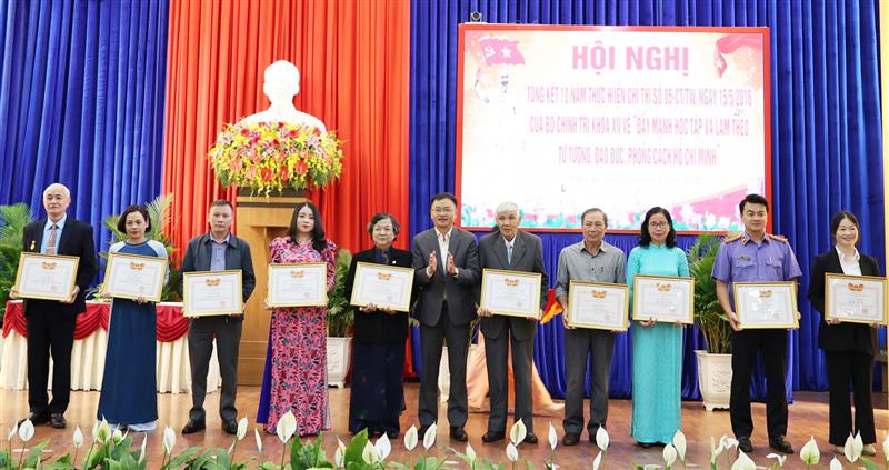 Chủ tịch UBND thành phố Đà Lạt Đặng Quang Tú trao giấy khen cho các cá nhân