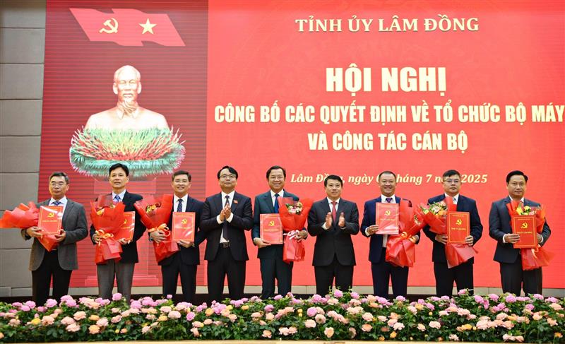 Trao quyết định bổ nhiệm đồng chí Tôn Thiện Đồng - Ủy viên Ban Thường vụ, Trưởng Ban Tuyên giáo và Dân vận Tỉnh ủy giữ chức vụ Trưởng Ban Tổ chức Tỉnh ủy và 7 đồng chí giữ chức vụ Phó Trưởng Ban Tổ chức Tỉnh ủy