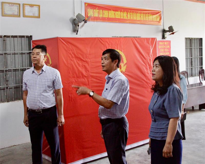 Đồng chí Võ Thanh Bình kiểm tra một số điểm bầu cử phường La Gi