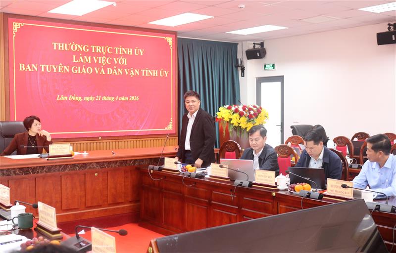 Tỉnh ủy viên, Phó Chánh Văn phòng Thường trực Văn phòng Tỉnh ủy Lâm Đồng Nguyễn Quốc Việt giải đáp quy trình vận hành hệ thống văn bản của Ban Tuyên giáo và Dân vận