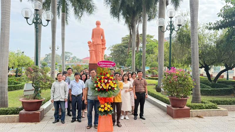 Đoàn cán bộ, công chức Ban Tuyên giáo và Dân vận Tỉnh ủy dâng hoa tại Khu di tích Trường Dục Thanh