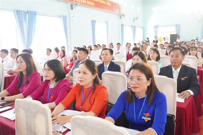Các đại biểu chính thức đại diện cho hơn 1.300 đảng viên trong toàn Đảng bộ tham dự Đại hội