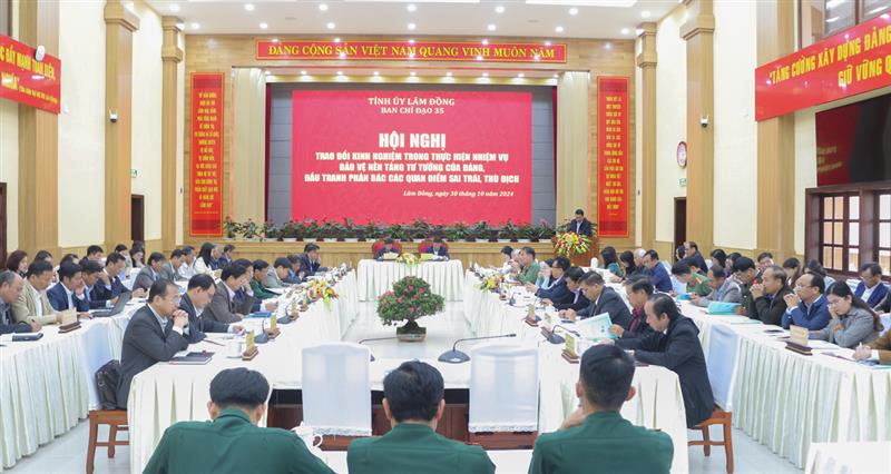 Đồng chí Khuất Minh Phương - Thành viên Nhóm Chuyên gia Ban Chỉ đạo 35 Tỉnh ủy trao đổi tại Hội nghị