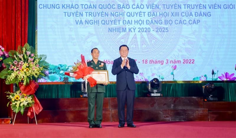 Đồng chí Nguyễn Trọng Nghĩa, Bí thư Trung ương Đảng, Trưởng ban Tuyên giáo Trung ương trao Giải Đặc biệt Hội thi Chung khảo toàn quốc Báo cáo viên, tuyên truyền viên giỏi tuyên truyền Nghị quyết Đại hội XIII của Đảng và nghị quyết đại hội Đảng bộ các cấp nhiệm kỳ 2020-2025.