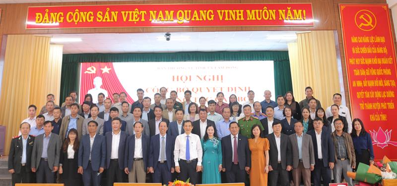 Quyền Bí thư Tỉnh ủy Lâm Đồng Nguyễn Thái Học chụp hình lưu niệm cùng các đại biểu dự hội nghị.