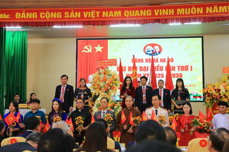 Các đại biểu chào mừng Đại hội