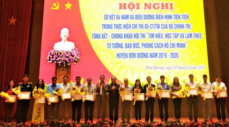 Trao giấy khen cho các tập thể có thành tích xuất sắc trong thực hiện Chỉ thị 05 của Bộ Chính trị