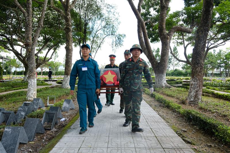 Hài cốt liệt sĩ được chuyển đến khu vực lấy mẫu riêng biệt
