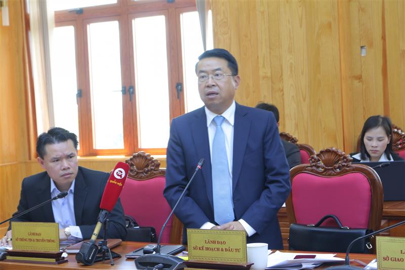 Lãnh đạo các sở, ngành trả lời câu hỏi của các nhà báo.