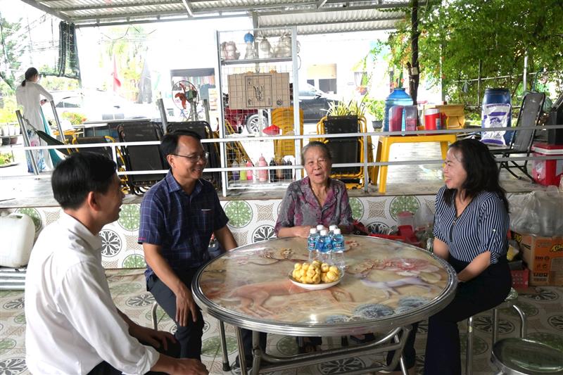 Đoàn đã đến tham hỏi gia đình bà Nguyễn Thị Năm đang thờ cúng liệt sỹ