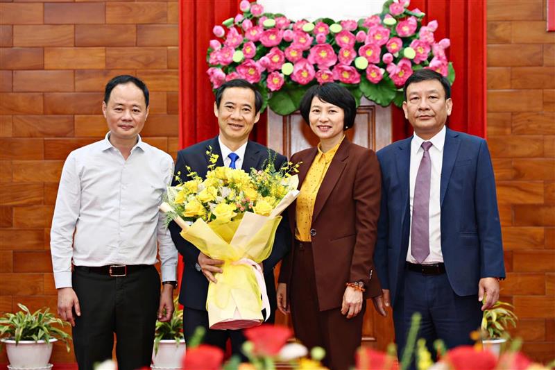 Thường trực Tỉnh uỷ Lâm Đồng tặng hoa đồng chí Nguyễn Thái Học