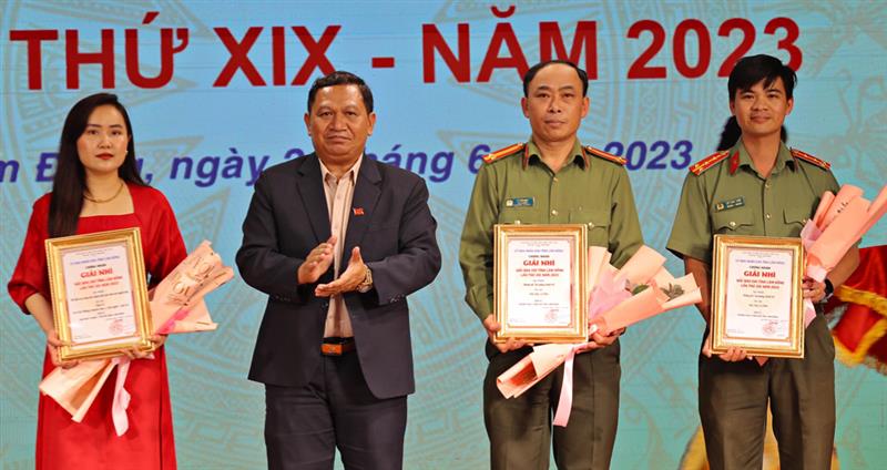 Trao giải nhì cho tác giả, nhóm tác giả thể loại truyền hình.
