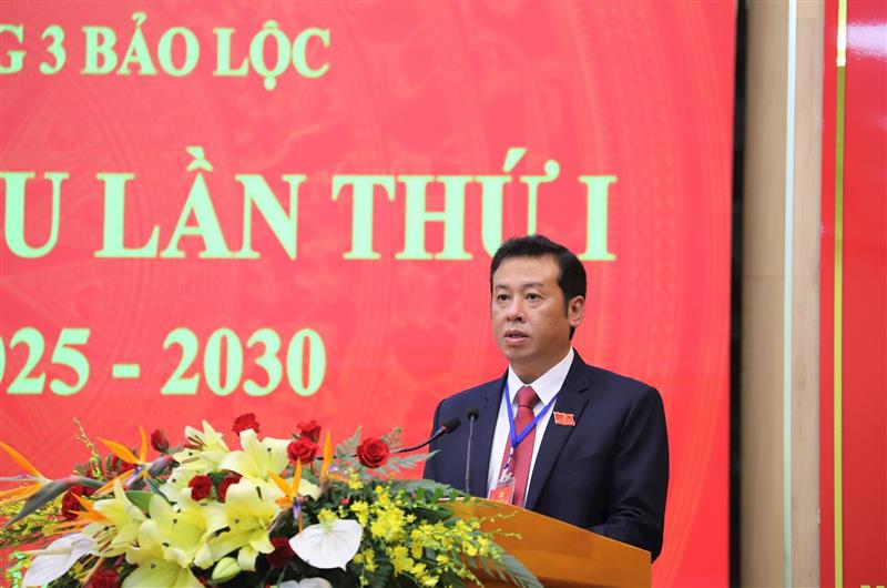 Đồng chí Nguyễn Minh Châu, Bí thư Đảng ủy Phường 3 Bảo Lộc trình bày báo cáo chính trị tại Đại hội