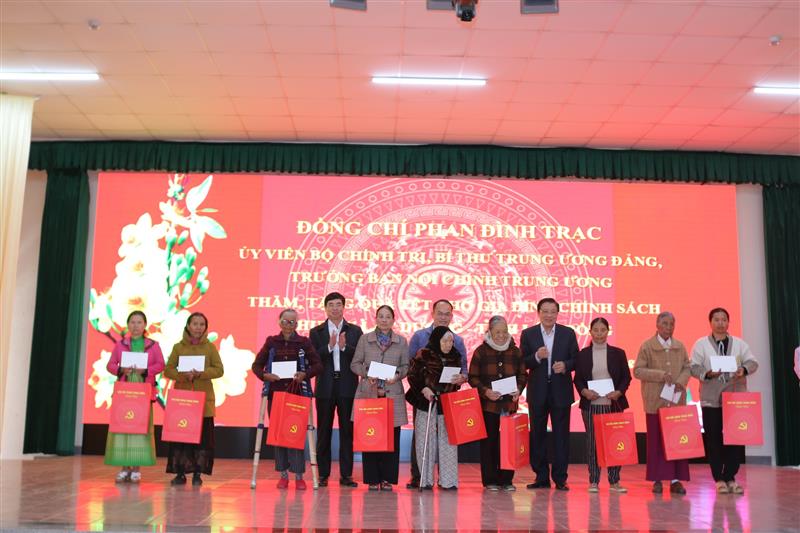 Trưởng Ban Nội chính Trung ương Phan Đình Trạc và Phó Bí thư Thường trực Tỉnh ủy Lâm Đồng Trần Đình Văn tặng quà Tết cho gia đình chính sách huyện Lạc Dương.
