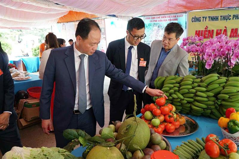 Đồng chí Trần Hồng Thái tham quan một số sản phẩm nông sản địa phương được trưng bày tại Đại hội
