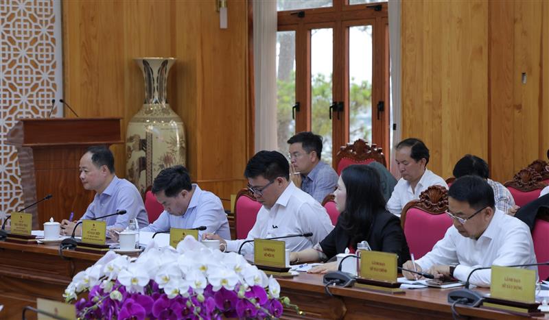 Chủ tịch UBND tỉnh và các Phó Chủ tịch UBND tỉnh, lãnh đạo các sở dự buổi làm việc