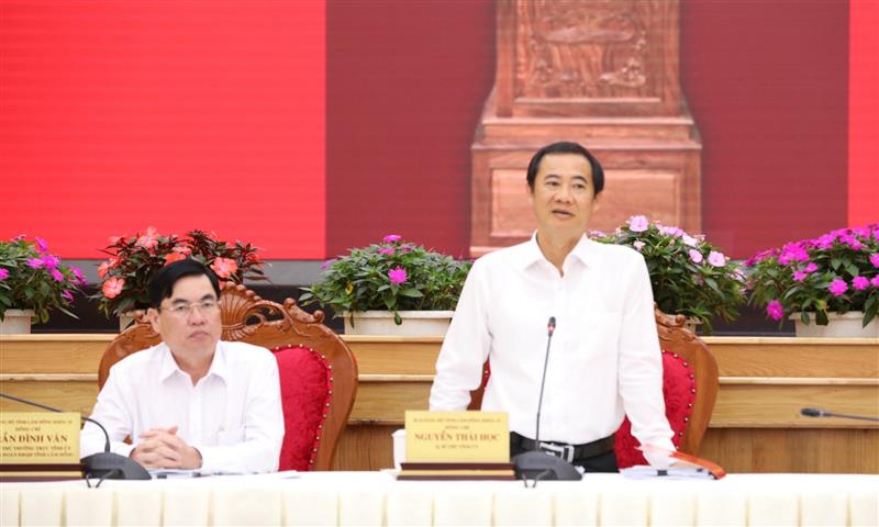 Đồng chí Nguyễn Thái Học - Quyền Bí thư Tỉnh uỷ Lâm Đồng và đồng chí Trần Đình Văn - Phó Bí thư Thường trực Tỉnh uỷ, Trưởng đoàn Đại biểu Quốc hội tỉnh Lâm Đồng chủ trì hội nghị.