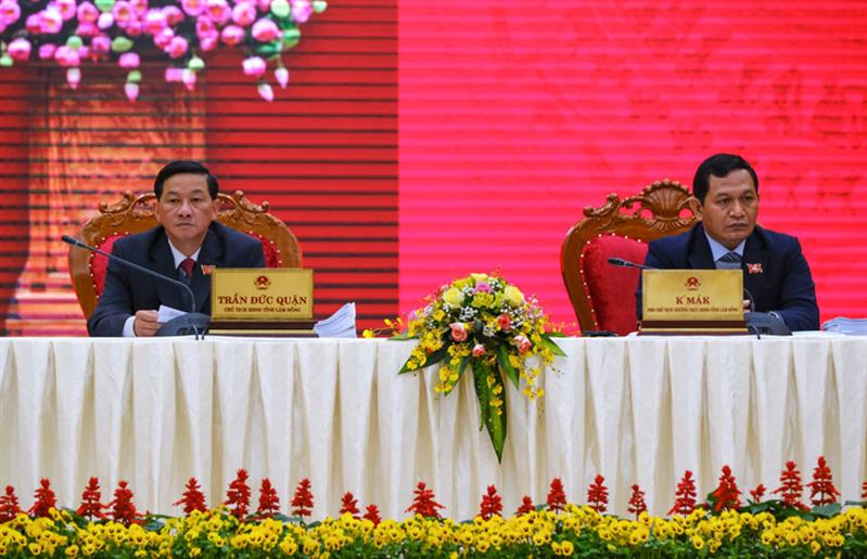 Đồng chí Trần Đức Quận - Bí thư Tỉnh uỷ, Chủ tịch HĐND và đồng chí K'Mák - Phó Chủ tịch Thường trực HĐND điều hành Kỳ họp thứ 17 HĐND tỉnh Lâm Đồng khoá IX