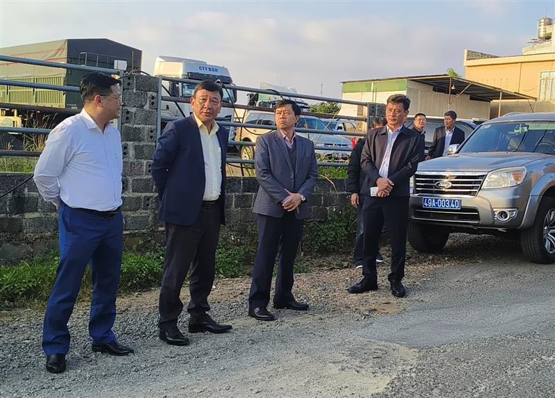 Đồng chí Bùi Thắng, Phó Bí thư Tỉnh ủy Lâm Đồng kiểm tra hiện trạng Dự án Nâng cấp, mở rộng đường Hoài Thanh - Chi Lăng